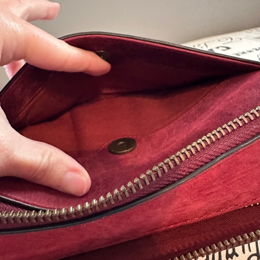 Frye Leather Zip Top Sangria Camera Bag Purse - Picture 4 of 10